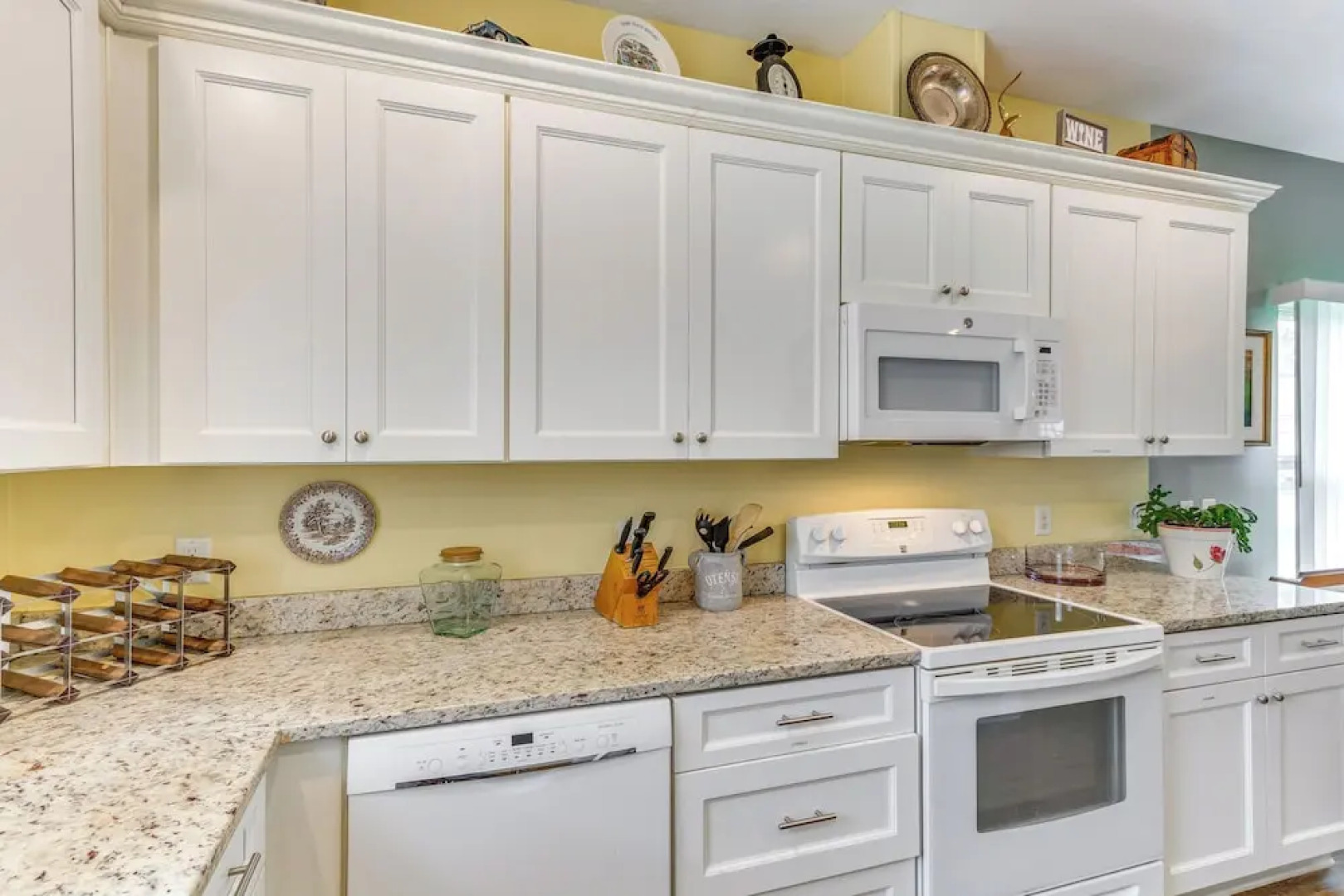 Pet-friendly Pensacola Home ~ 2 Mi to Bruce Beach!