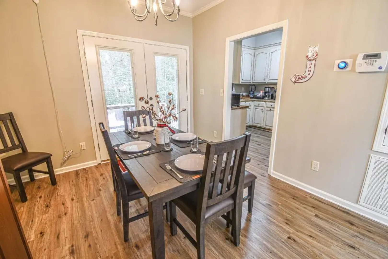 The Crimson Retreat Only 5 Miles to the Stadium BBQ Coffee Games