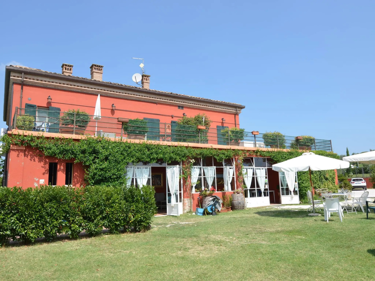 Apartment Amidst Vineyards & Blue Skies