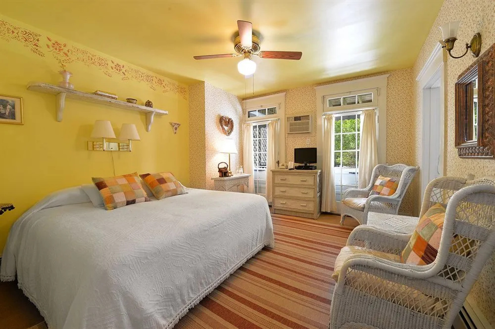 Village Latch Inn Hotel