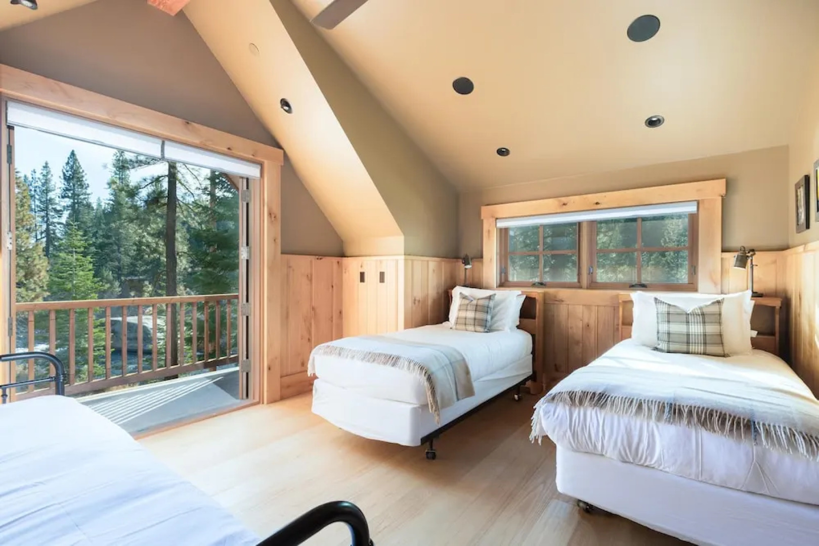 Hunter by AvantStay | Riverfront Cabin w/ Prvt Cottage | 10Mins from Squaw