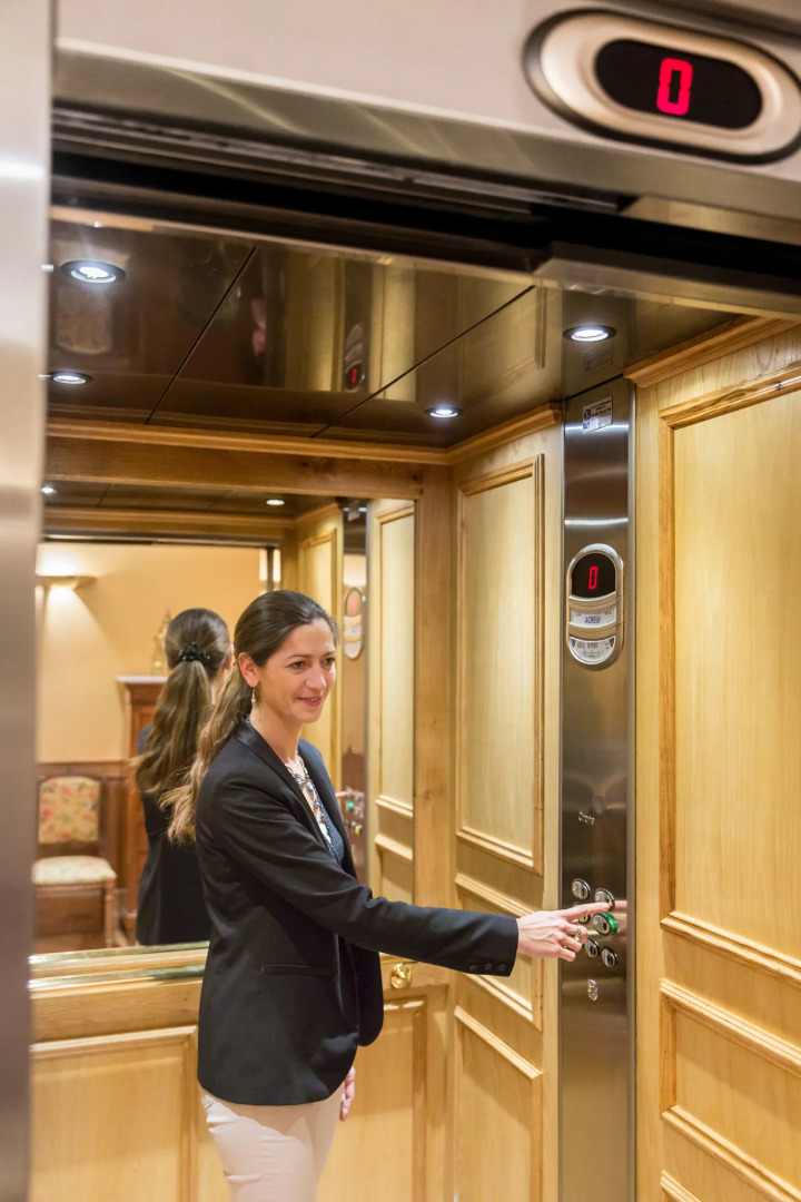 Médicis Burgundy Home