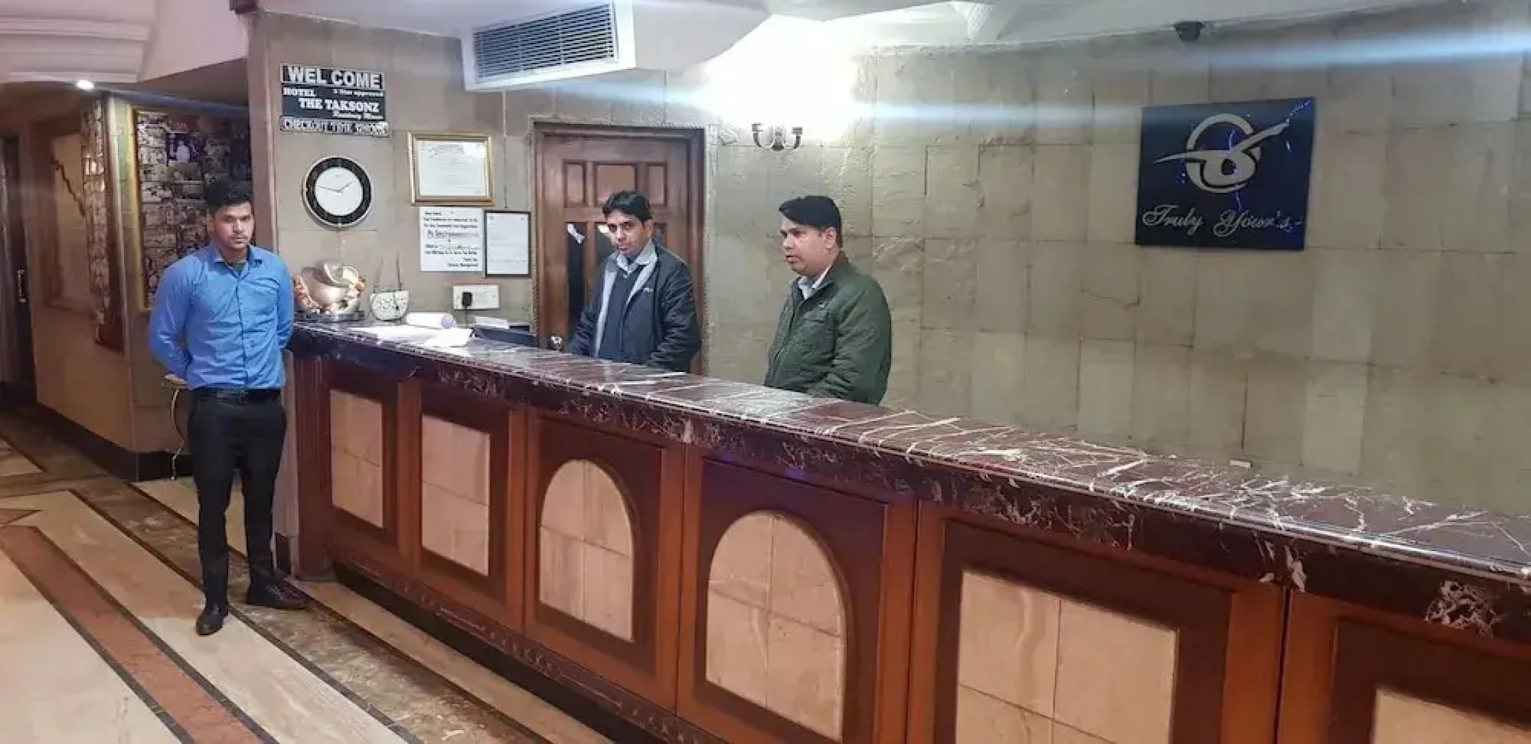 OYO Townhouse 651 Hotel Taksonz