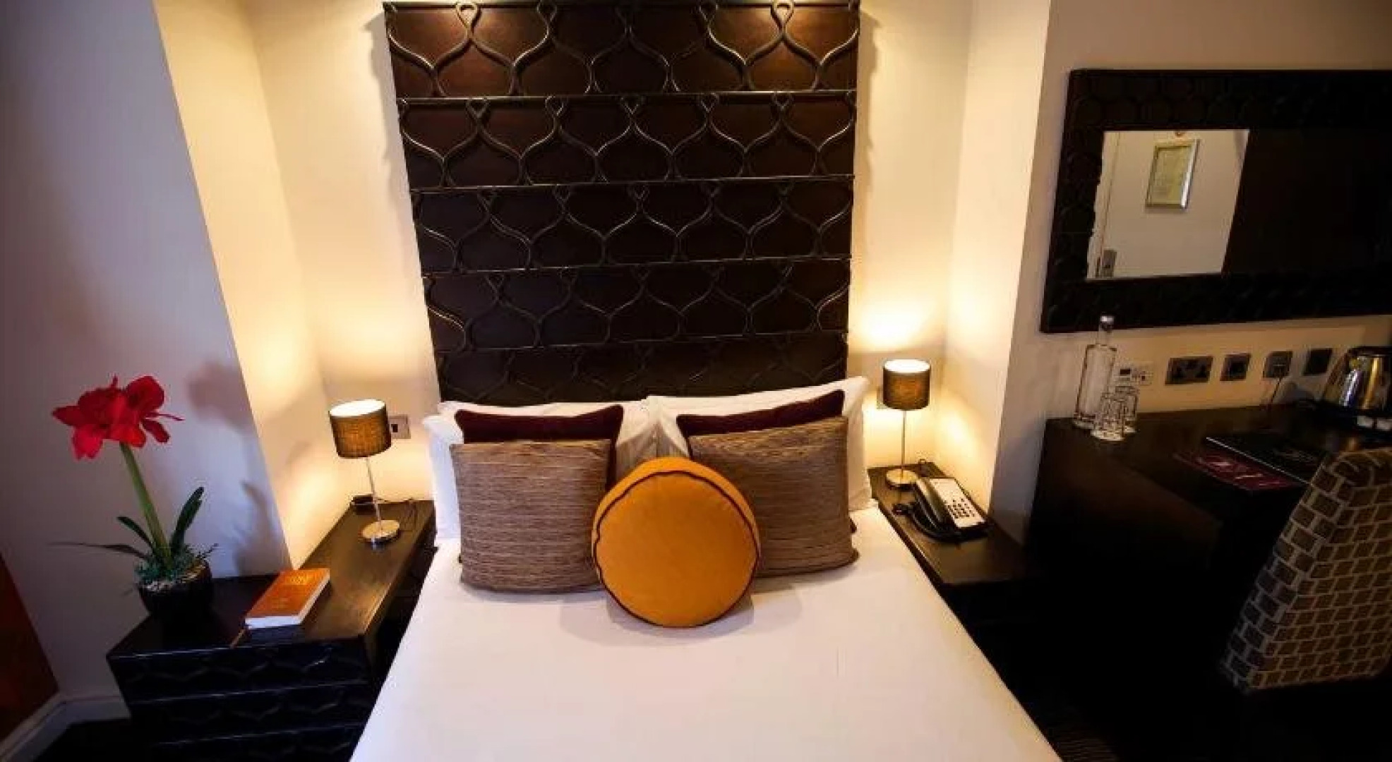 Cinnabar Cafï¿½ Hotel