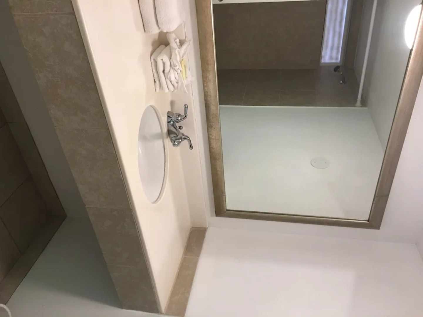 Camelot Waterfront Inn