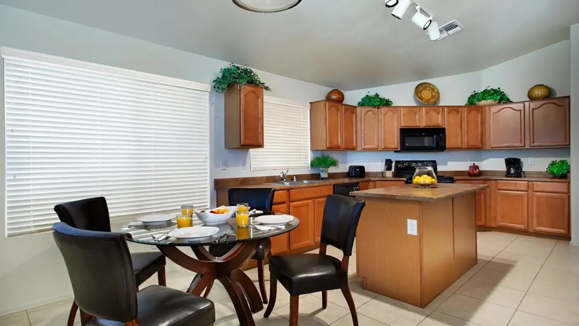 Near Great Shopping & Dining! Pool Table & Games!