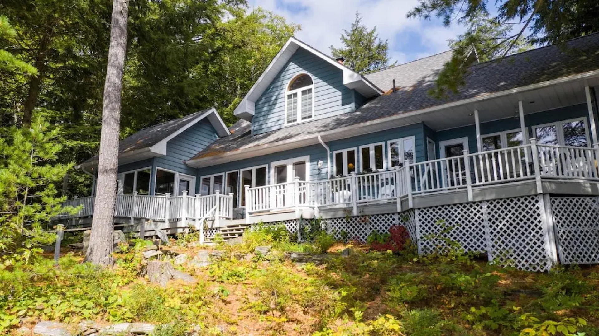 Wildflower Cottage A Fantastic boat access family cottage with a spectacular 500' of waterfront!