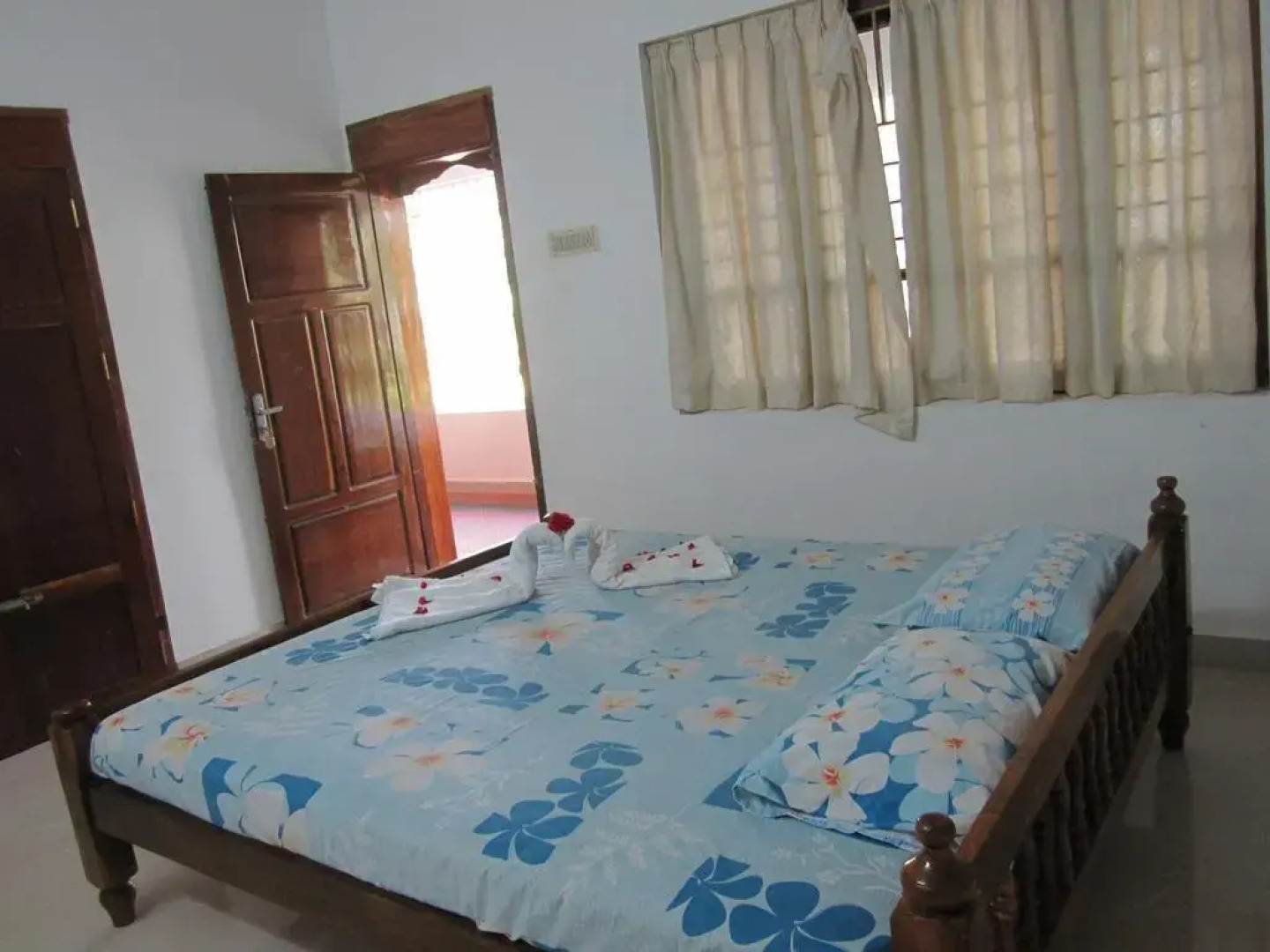 M R Beach & Cottages