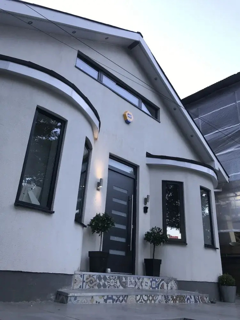 Artsy Retreat - Sleeps 8, Free Parking & Balcony