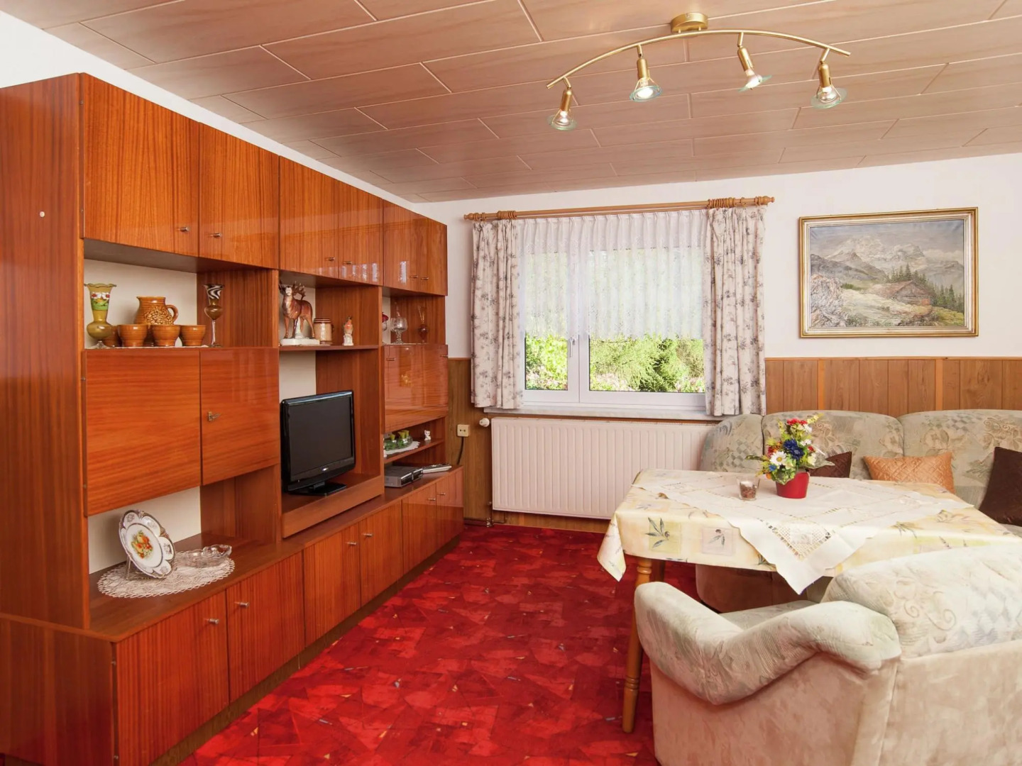 Quiet Cottage Near Trails