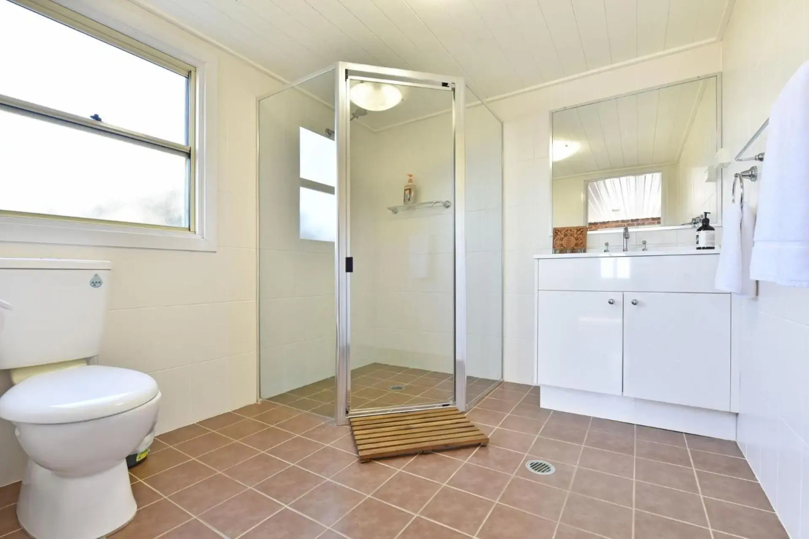 Noble Willow Estate Lovedale. Super Spacious, with views and pool