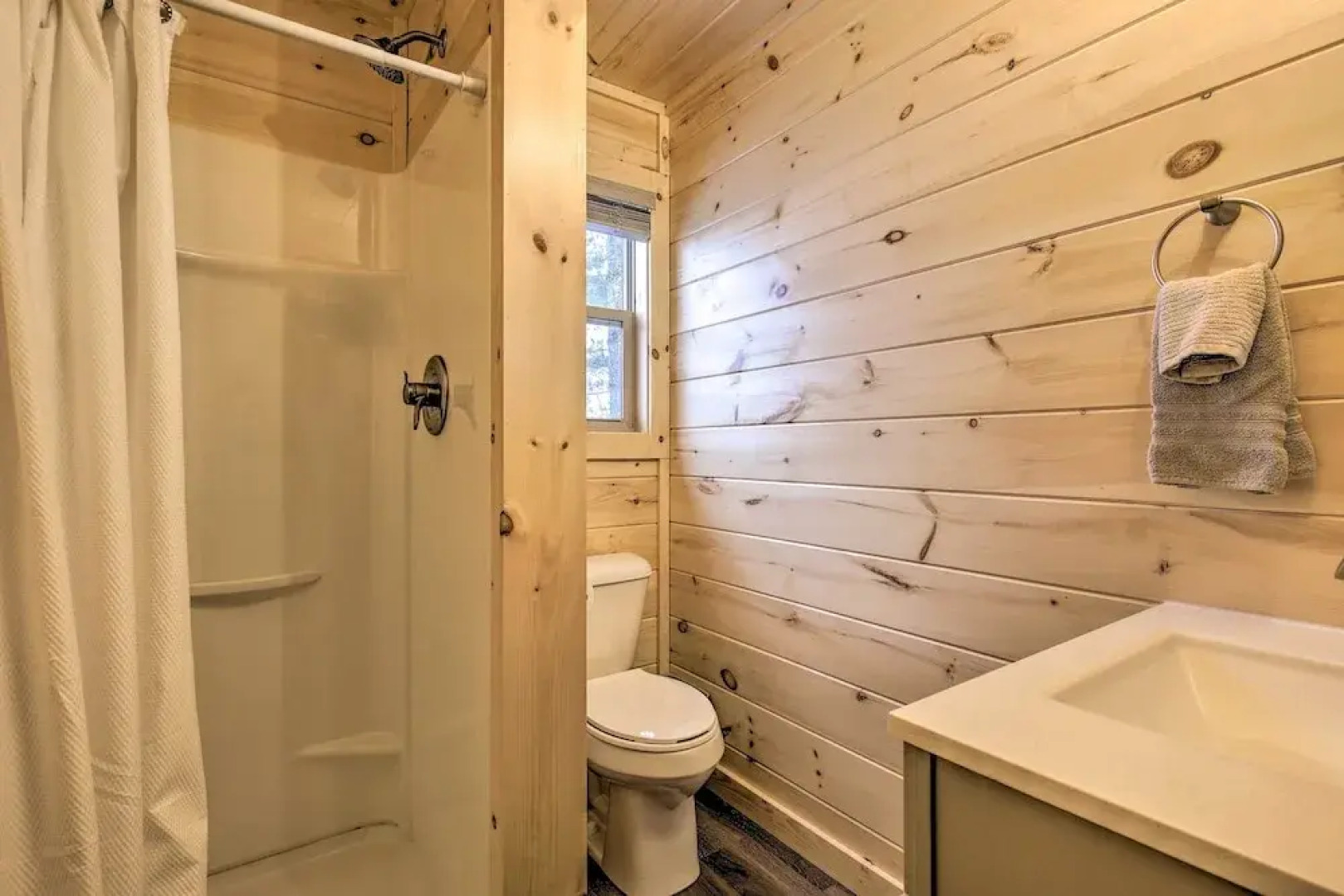 Charming Lost Lake Cabin: Fish, Boat & Hunt!