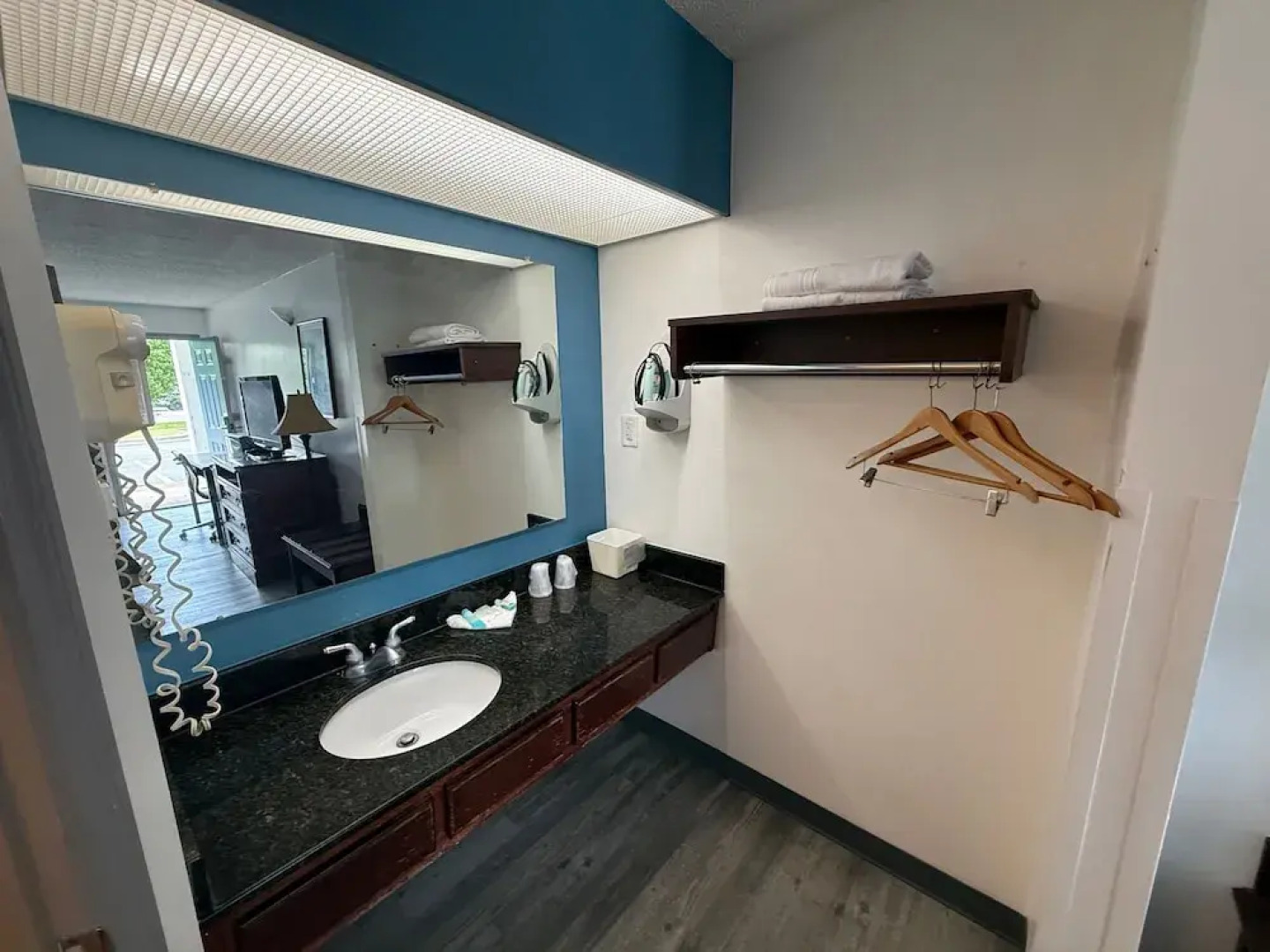 Brentwood Inn & Suites