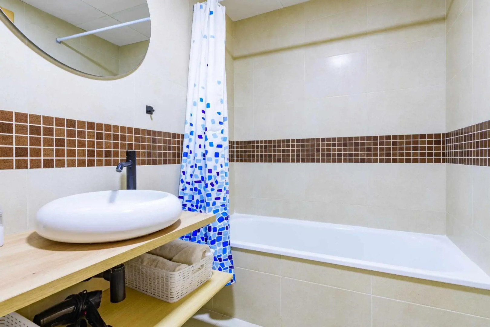 Apart Port Arenal con terraza y piscina