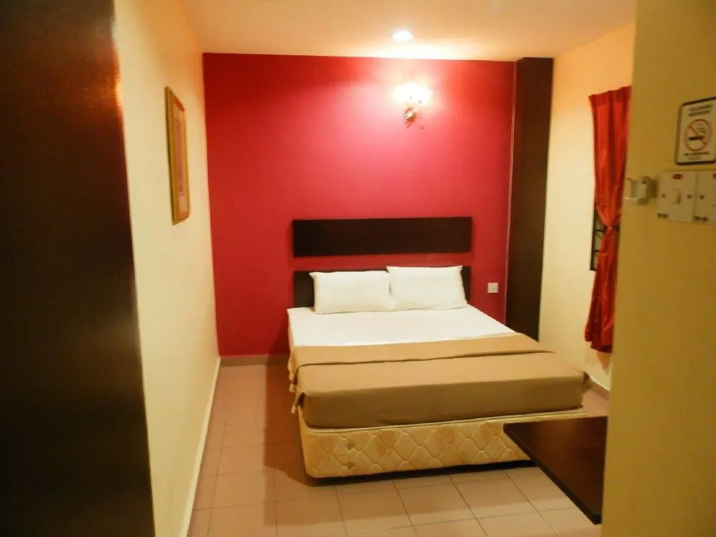 OYO 43962 Ezzy In Hotel