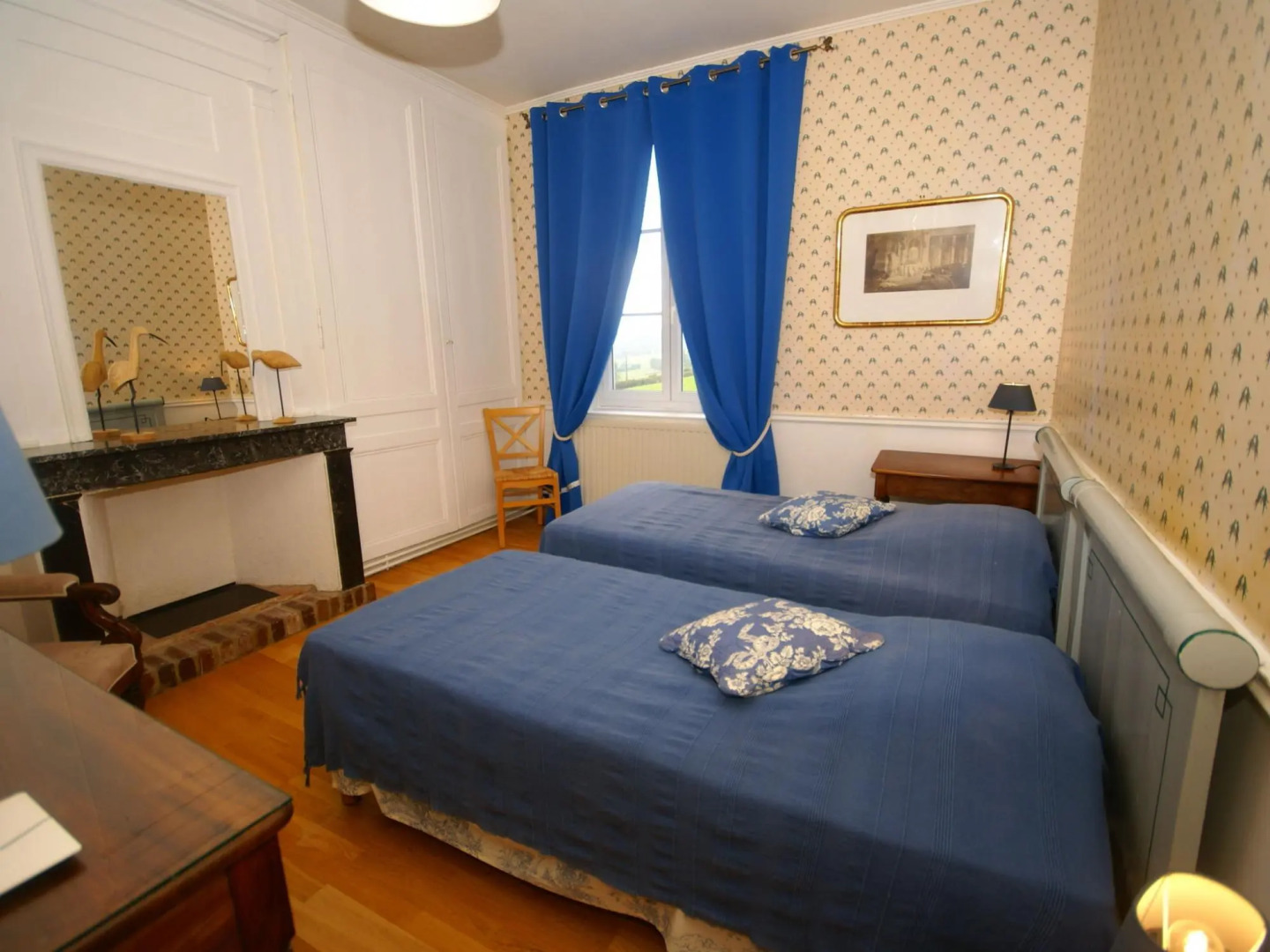 Modish Castle in Asnières with Terrace