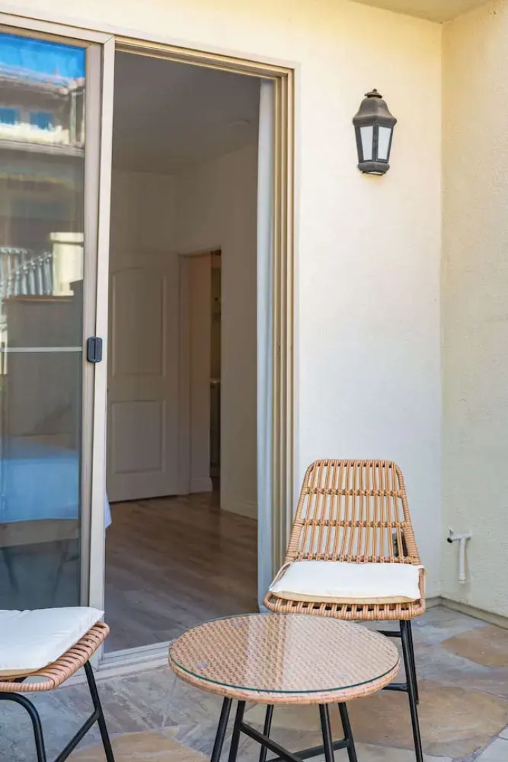 Private Entry Suite w Patio Bath Kitchenette