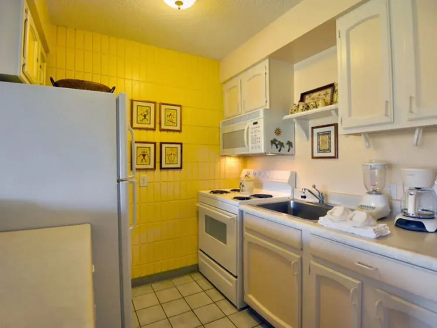 Lahaina Shores #522 Studio Bedroom Condo by RedAwning