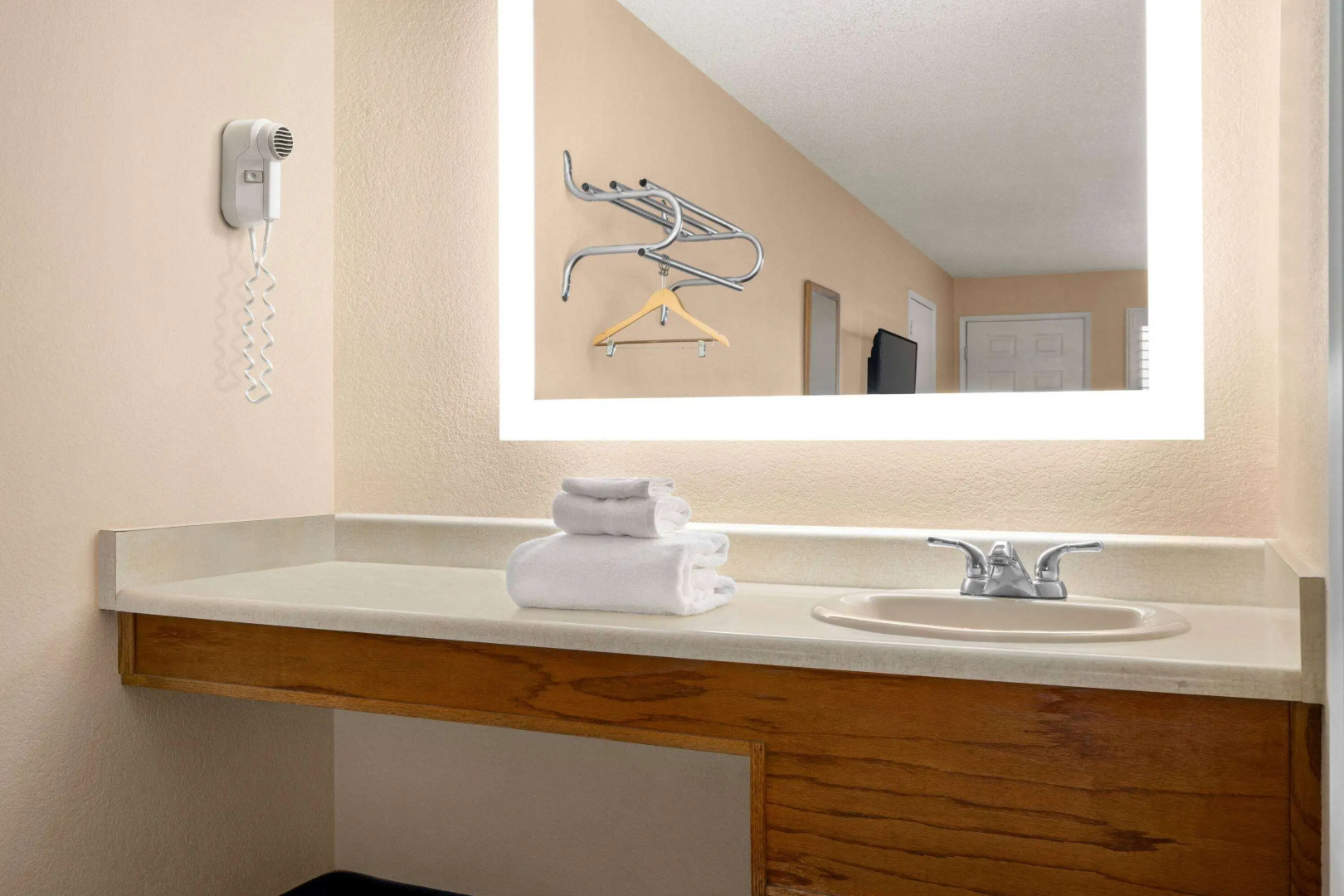 Super 8 by Wyndham Lindsay Olive Tree