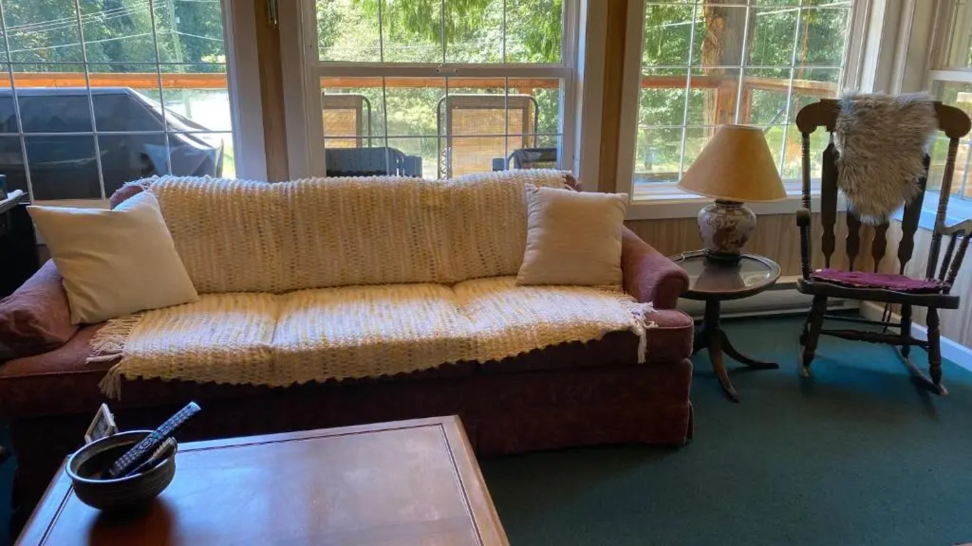 Cozy 2 bedroom cabin next to trails and beaches.