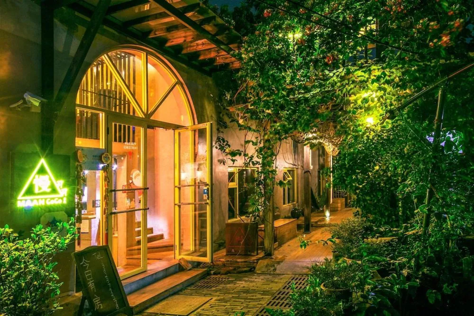 Maan Coco Travelling With Inn No.1