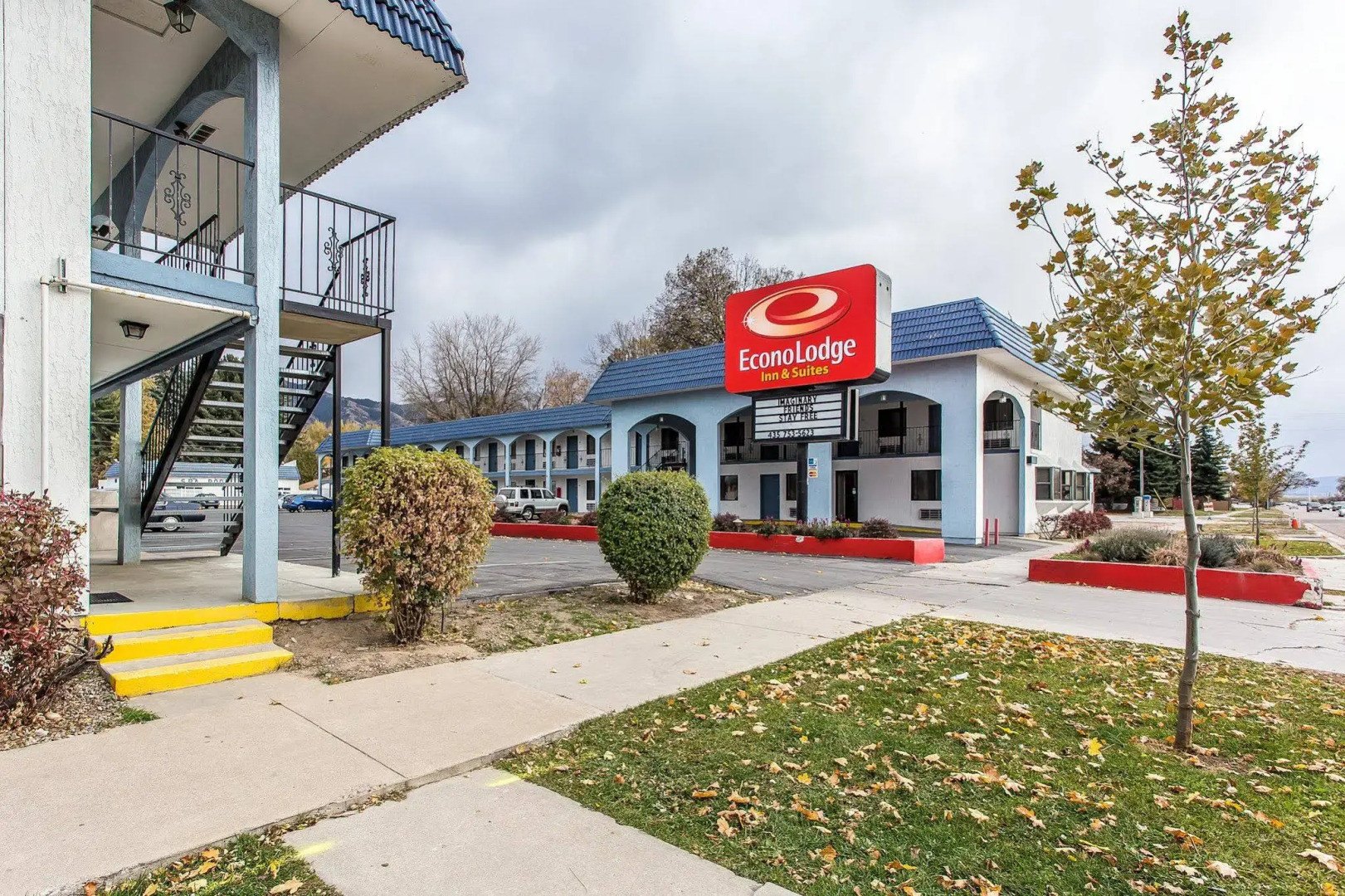Econo Lodge Inn & Suites