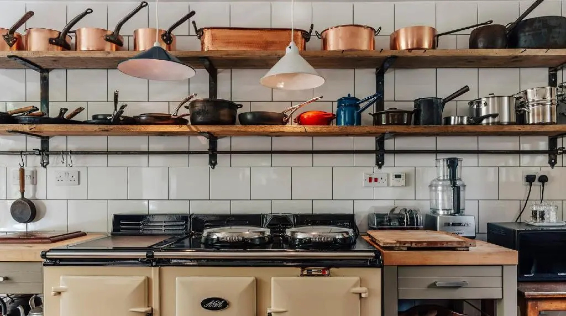 Lavish Tudor Estate Gardens - Sleeps 25