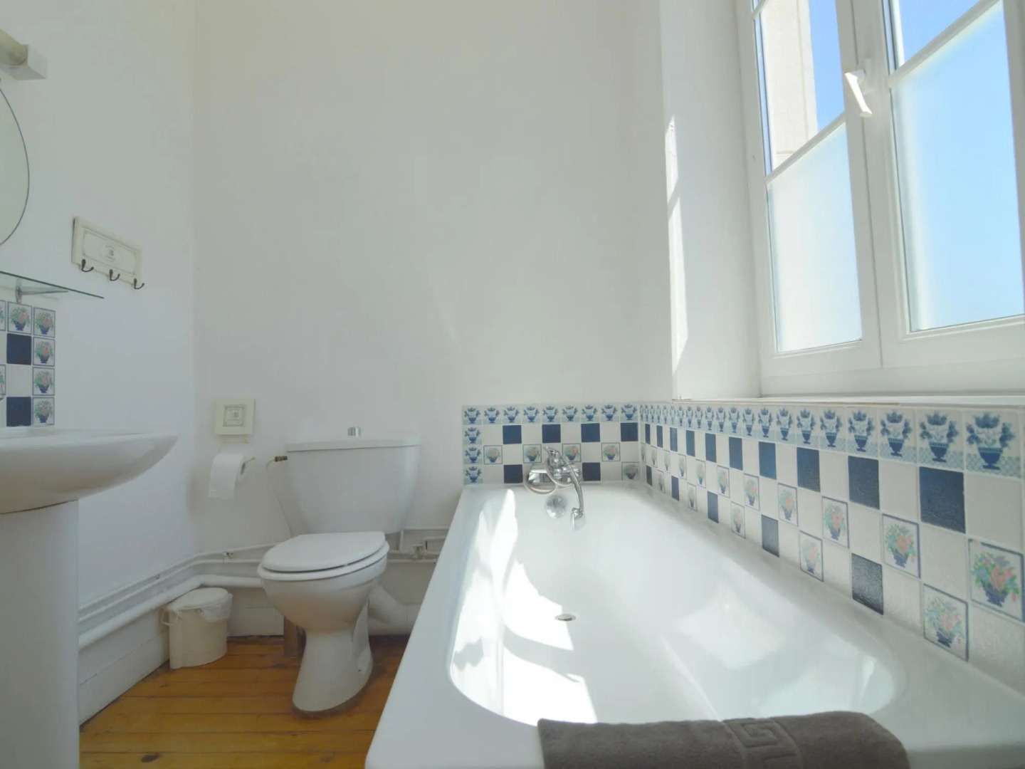 Heritage Castle in Asnieres with Garden