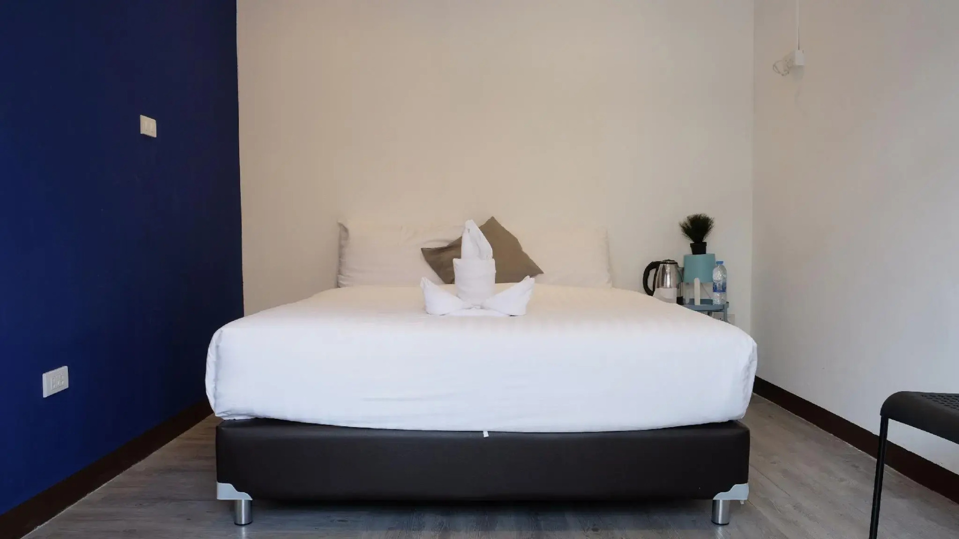 Sleep With Me Bangkok - BTS Phra Khanong