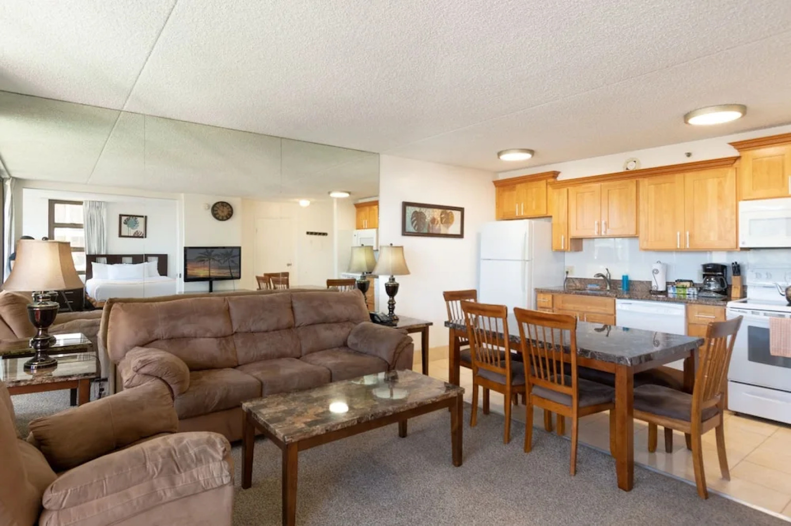 Waikiki Banyan - Pool View Tower 1 Suite 1501