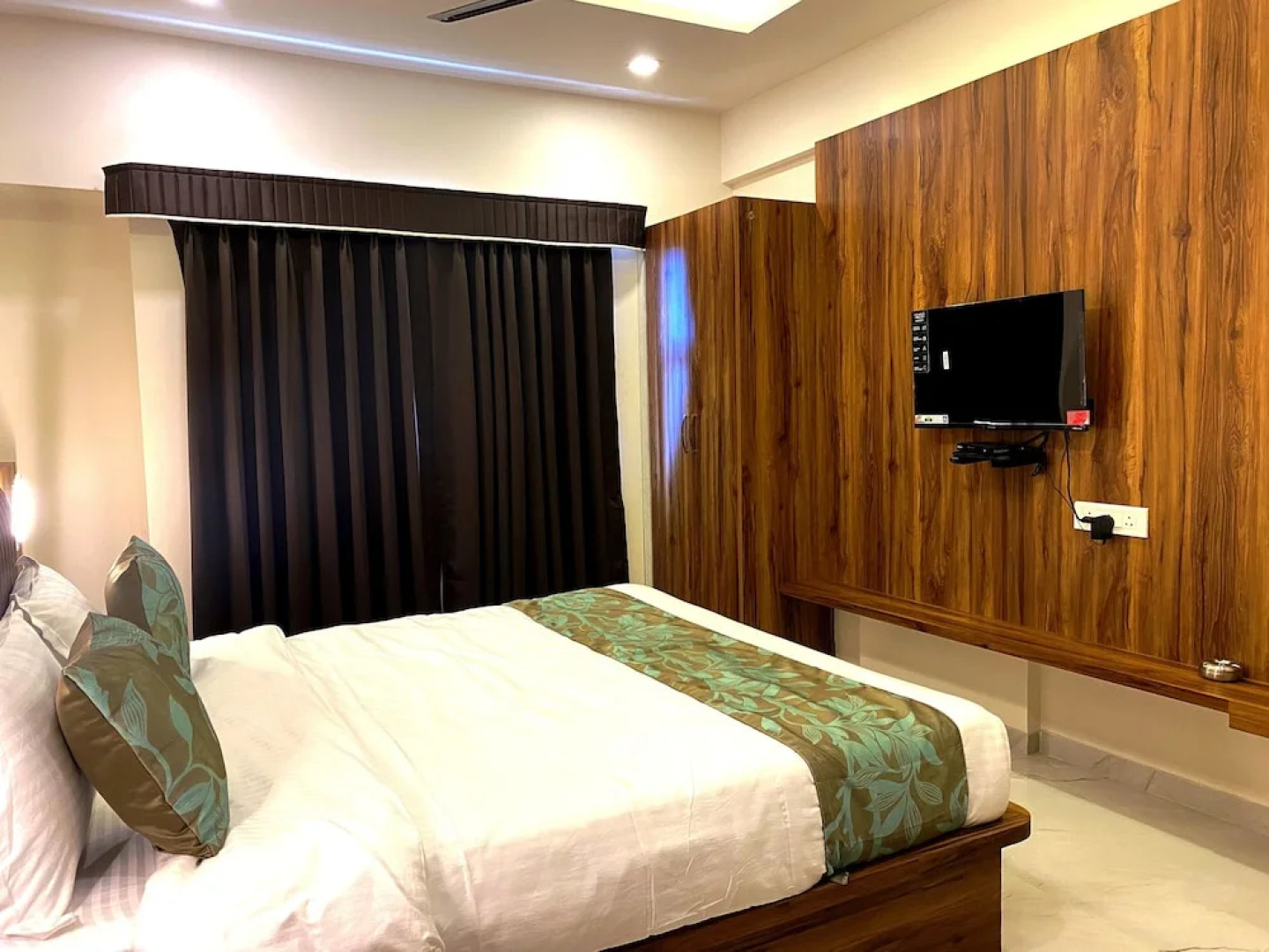 The Grand Sarovar Inn and Suites