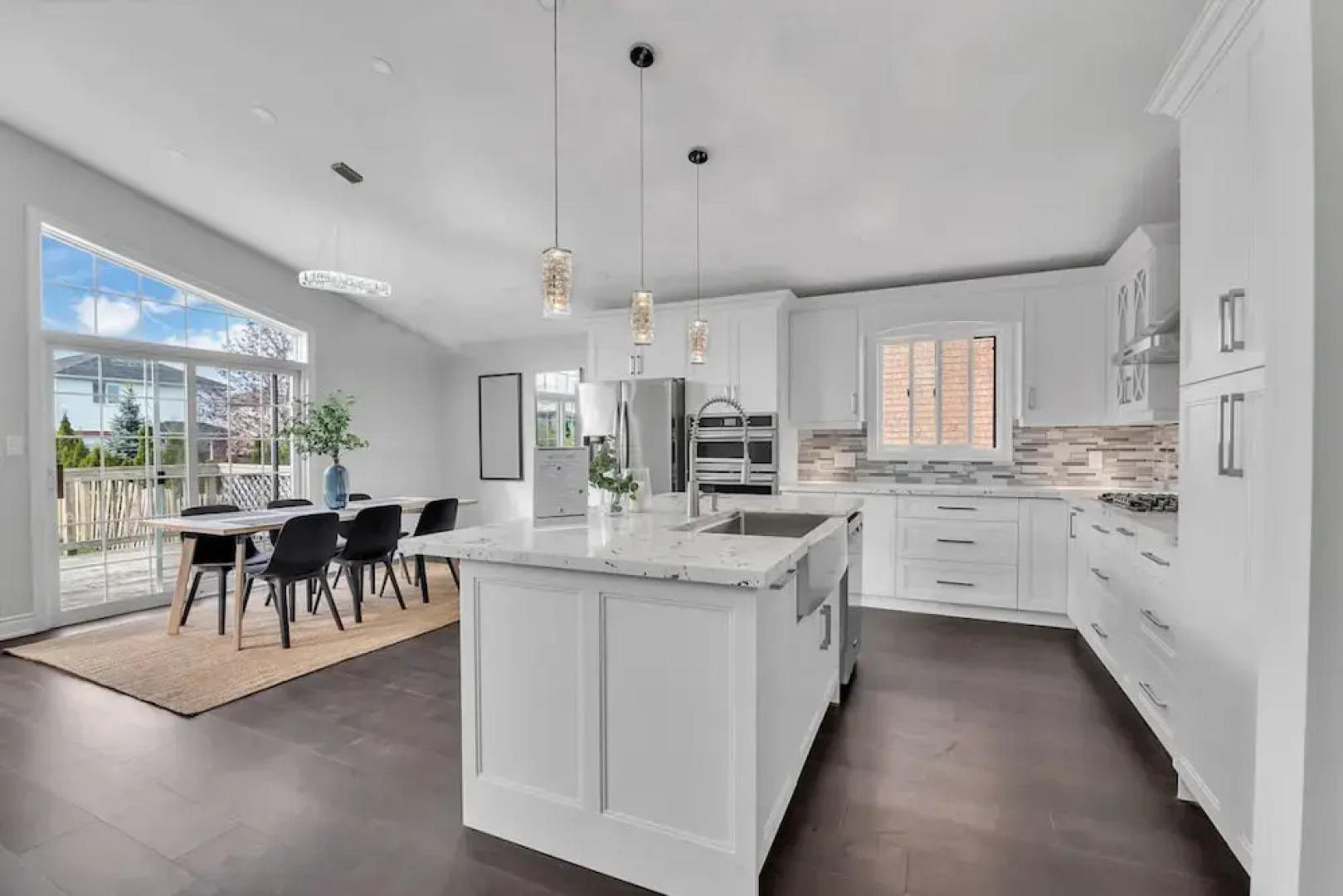 High-ceiling Home Relaxing Patio in Waterloo