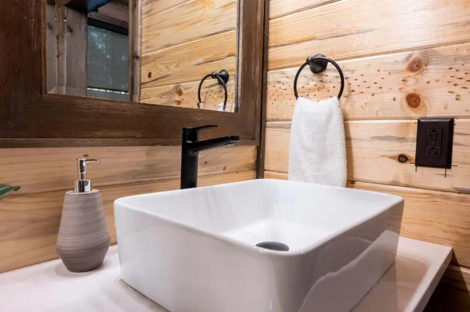 Vacana Unplugged, Sleeps 6, HotTub, FirePit, Pet Friendly