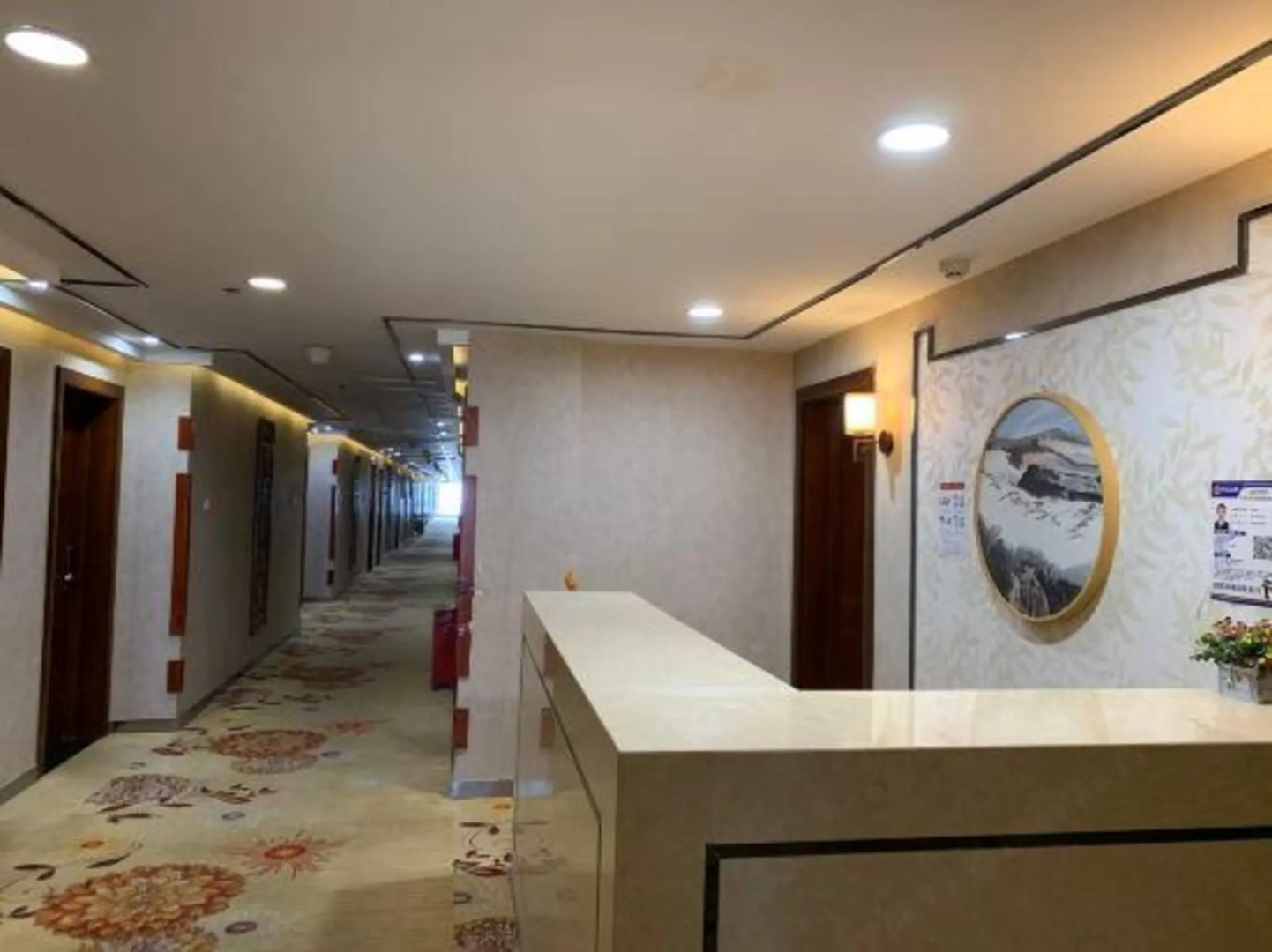 Junyue Baihe Theme Hotel