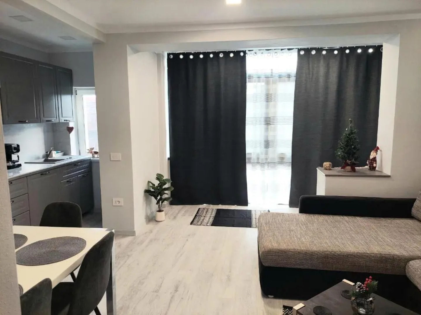 Blue Central House, curte proprie