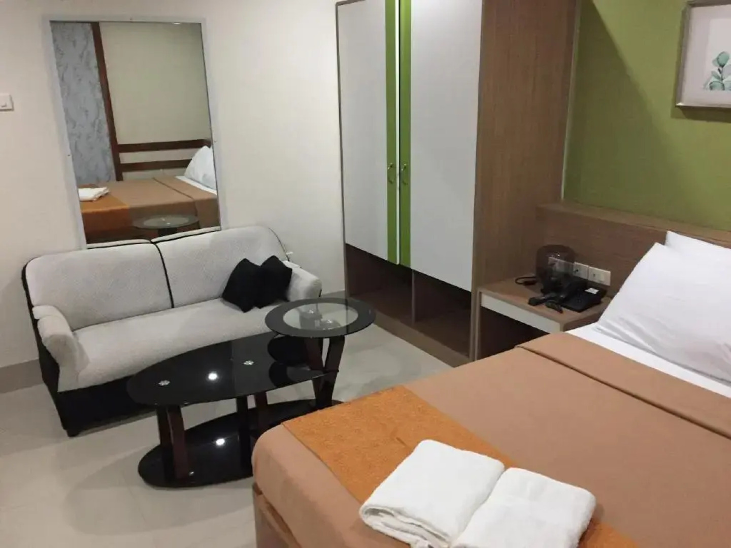 RedDoorz Plus @ ABC Landmark Hotel