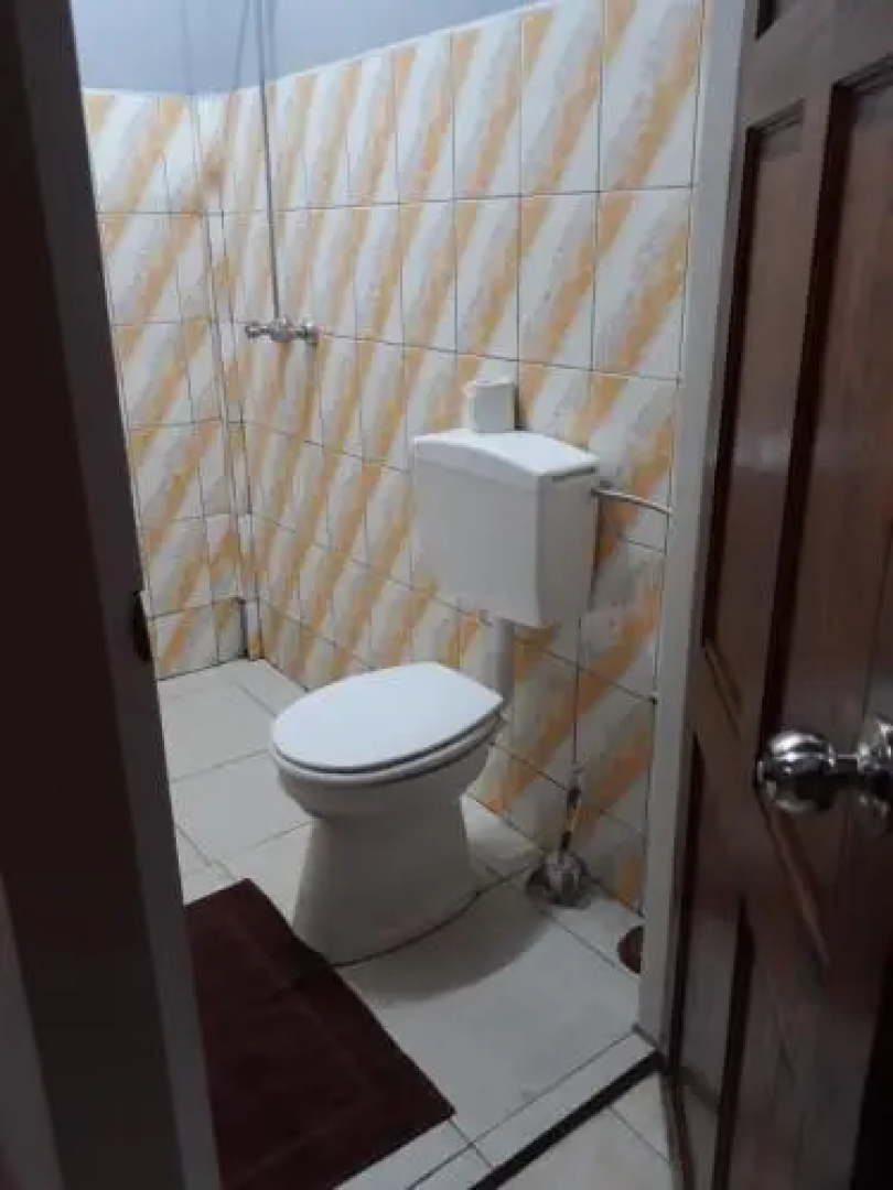 Rumanija's Airport Rooms