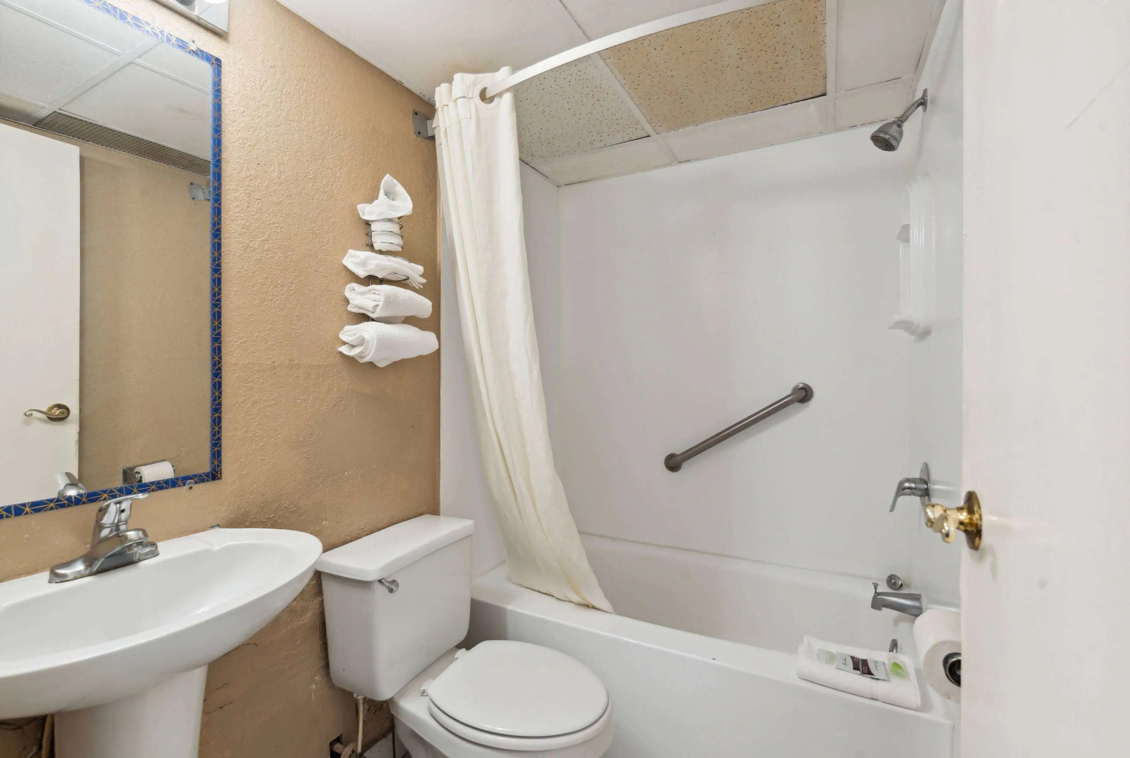 Super 8 by Wyndham Millbury/Toledo