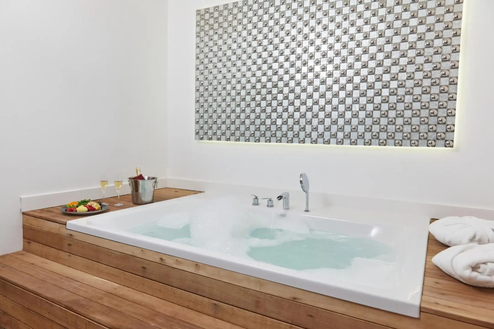 Holiday Inn Express Suites Belmont by IHG
