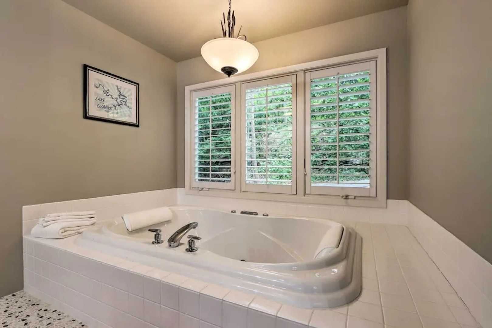 Lakefront Haven: Family-friendly Sunrise Beach Gem