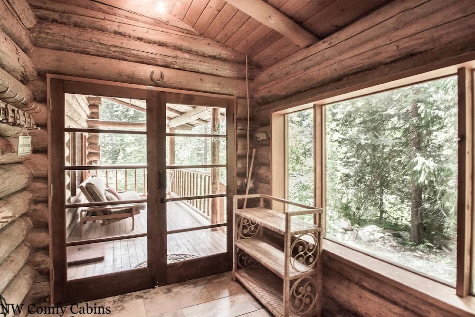 Whispering Winds Apartment 3 NW Comfy Cabins