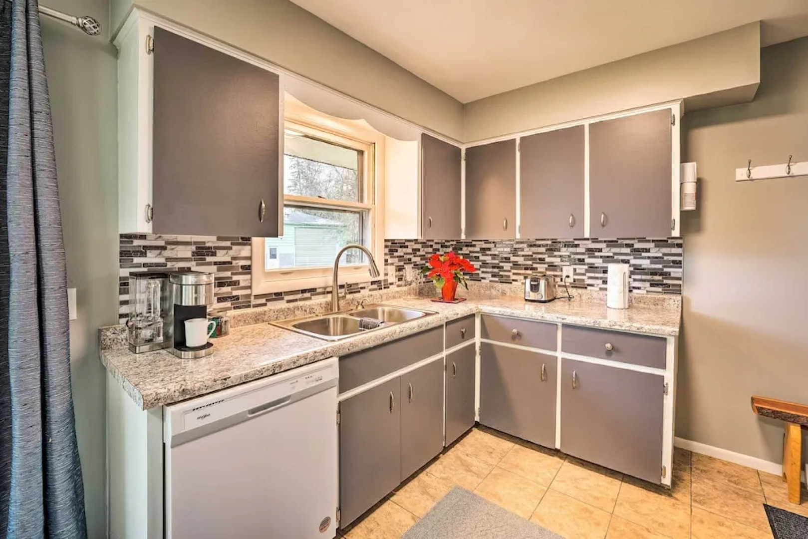 Homey Duplex - 10 Mi to Downtown Grand Rapids!