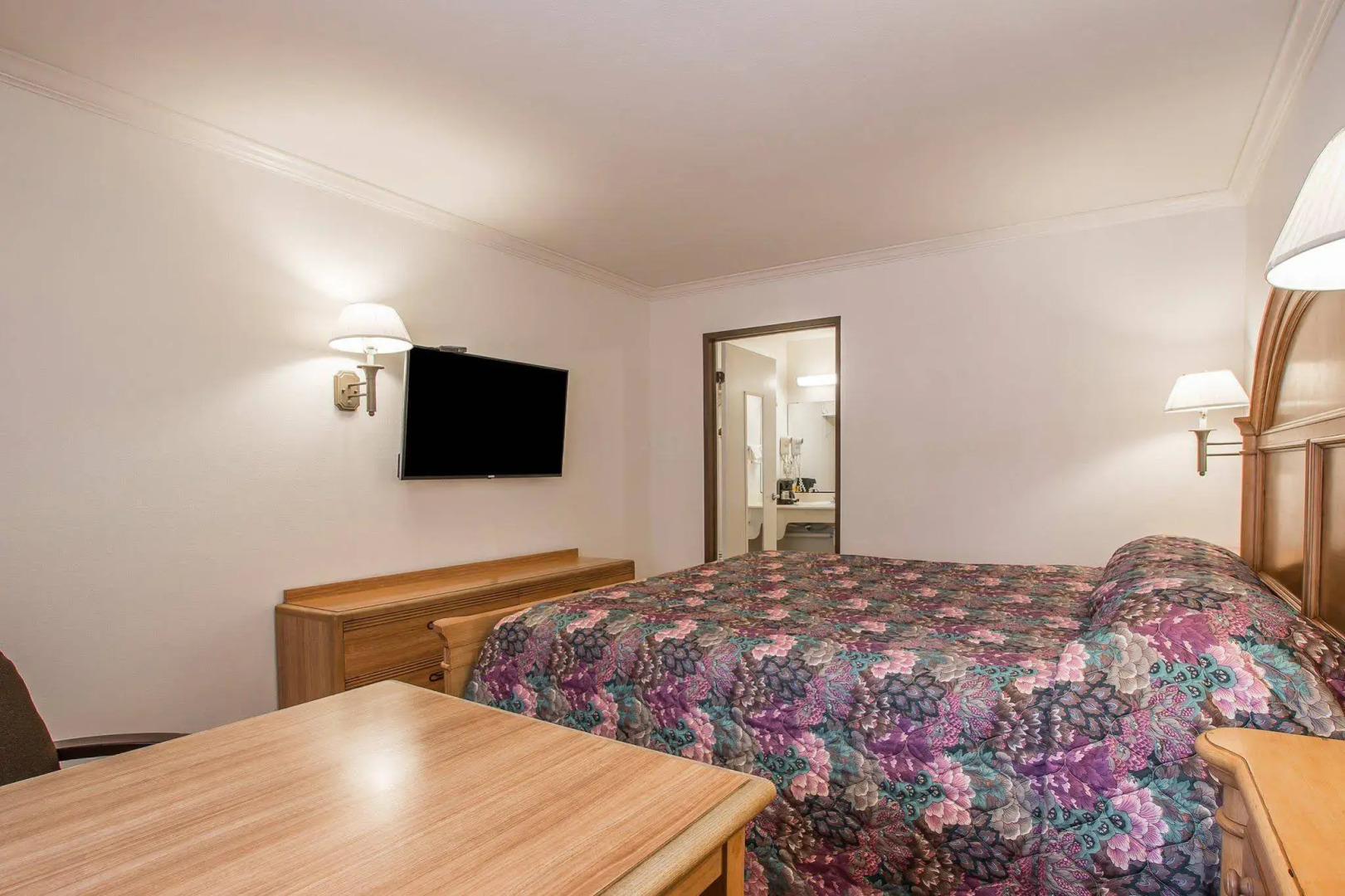 Palm Inn Hotel near Tyler Mall Riverside