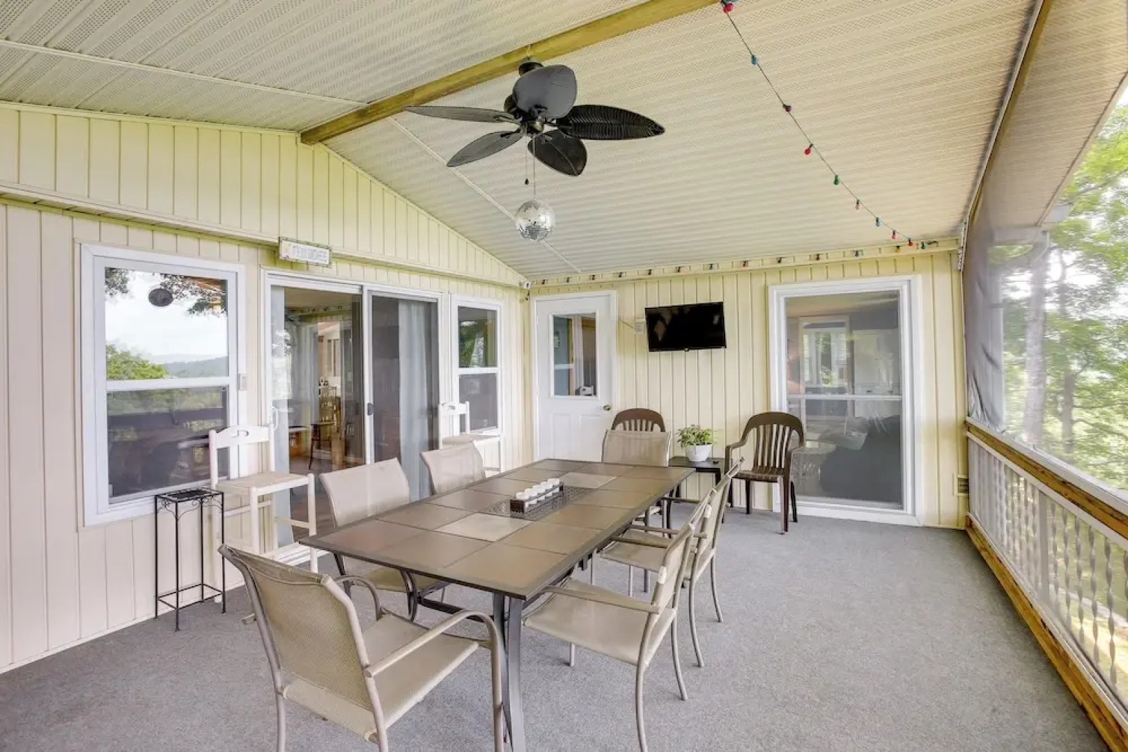 Bright Byrdstown Home w/ Views of Dale Hollow Lake