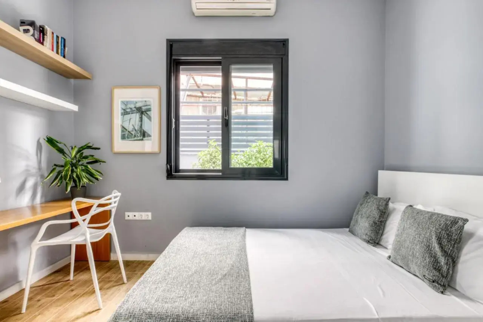 Spacious flat with courtyard and private parking!