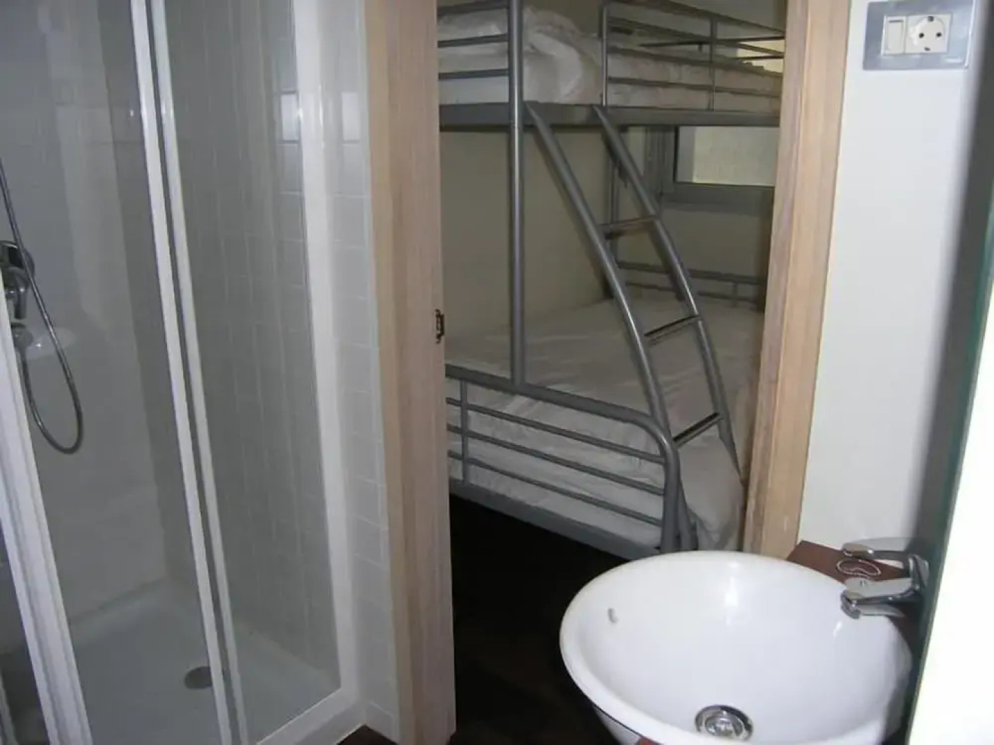 Offer of Wonderful sea Beach Apartment on the Paradisiac Island With Wifi