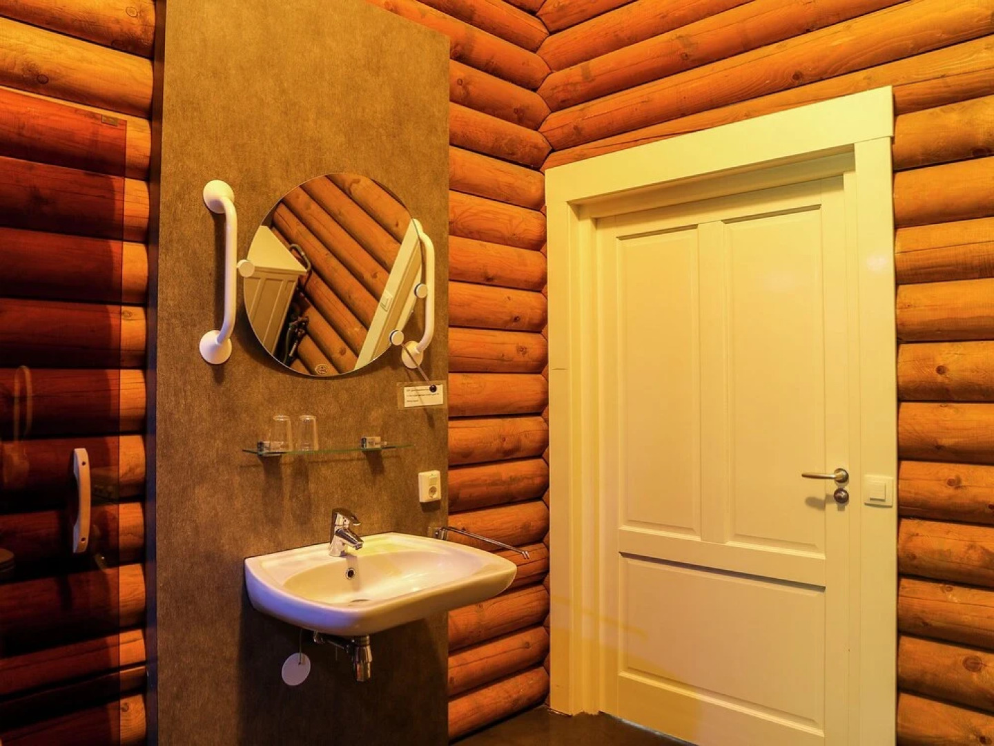 Holiday Bungalow with Sauna, Located on a Pond in Hoge Hexel