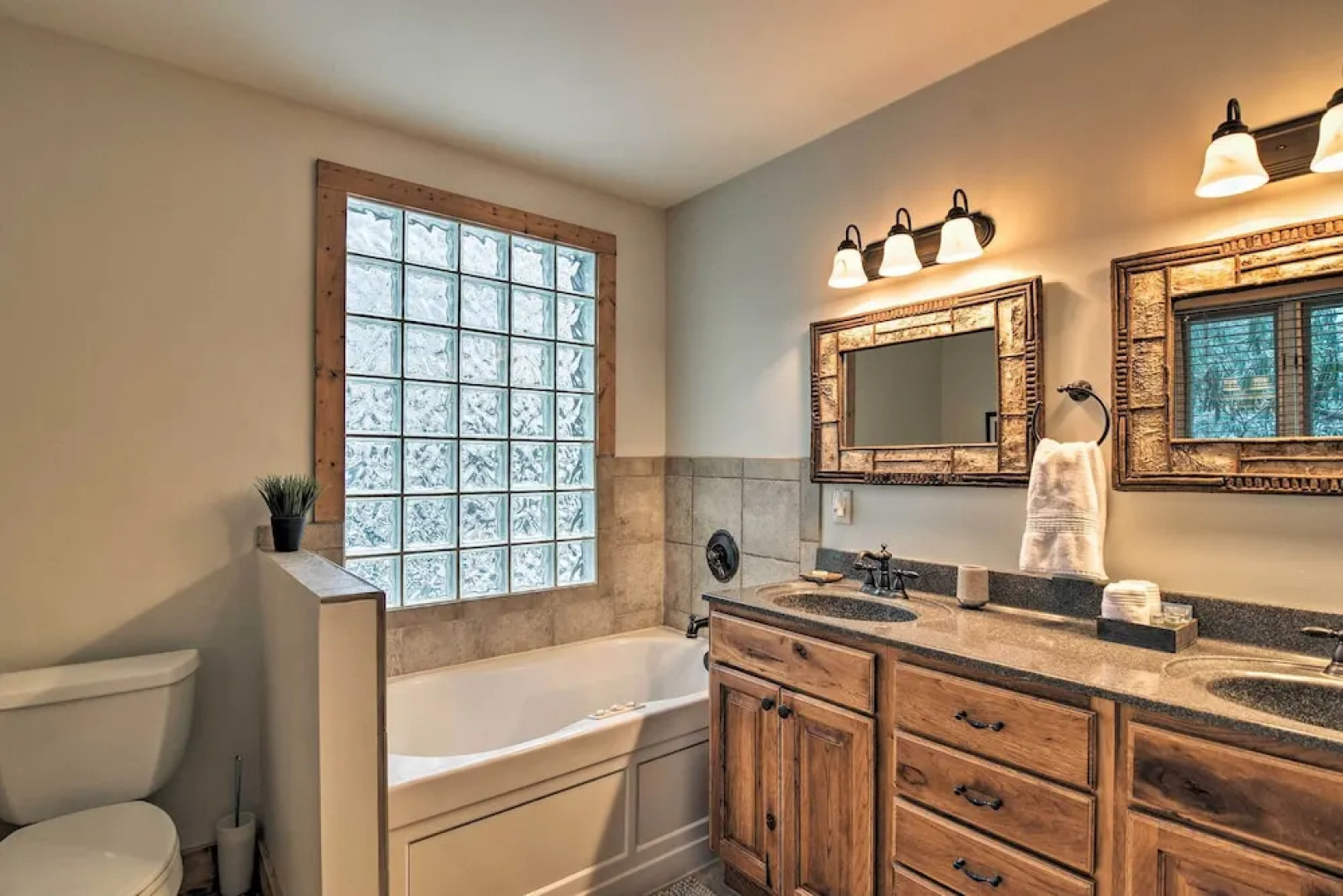 Cabin w/ Fireplace & Mountain Views: 5 Mi to Boone