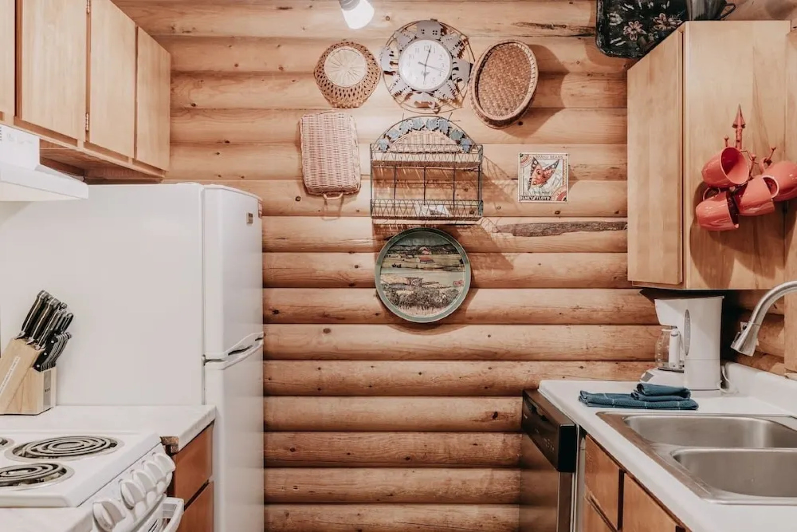 17mbr - Log  - Bbq - Pets Ok - Wifi - Sleeps 8 2 Bedroom Home by RedAwning