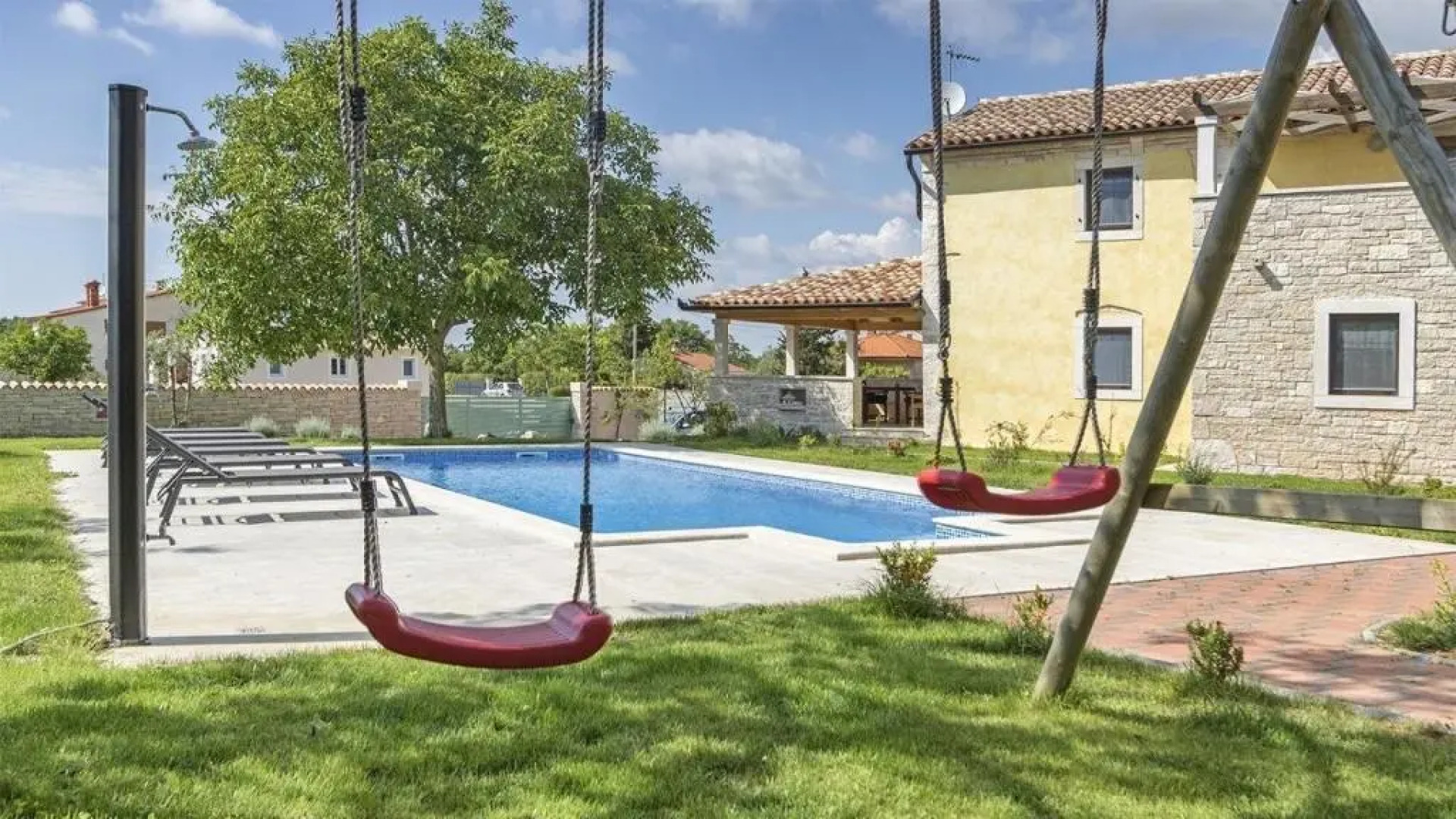 Ive in Orbanići with 5 bedrooms and 2 bathrooms